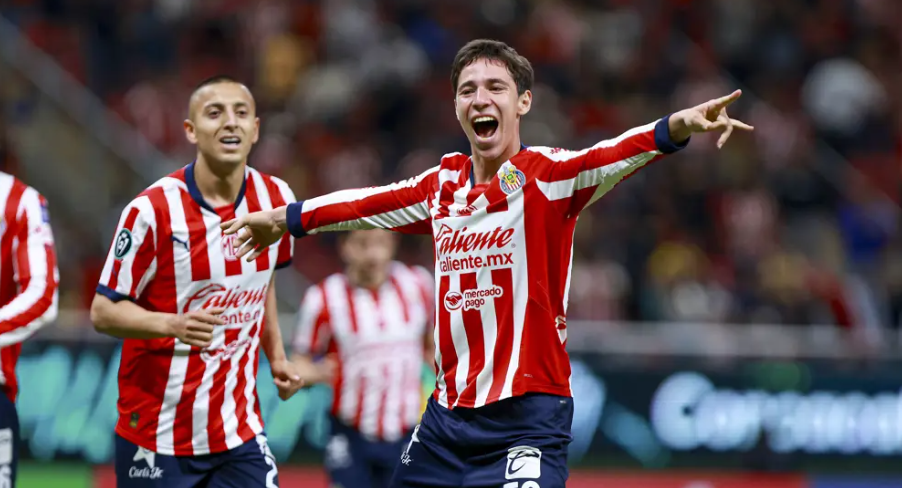 Autogol de Cáceres da triunfo a Chivas sobre América en ida de octavos de final