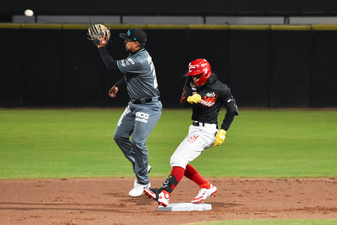 Caliente vuelve a arder y vence a Saraperos en un duelo de remontadas y errores clave