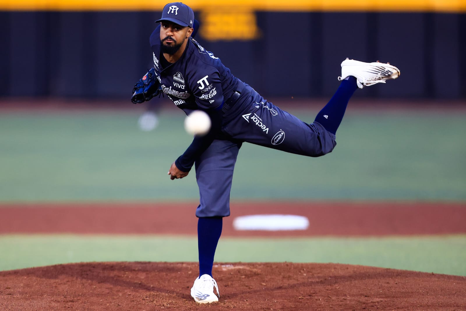 Toros frenan a Sultanes y evitan la barrida en casa