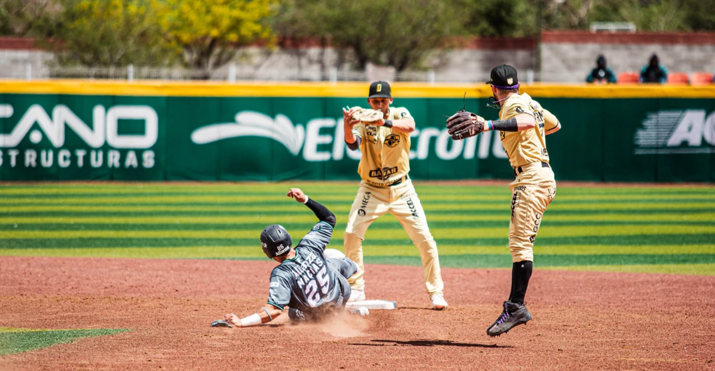 Dorados remontan y se llevan la serie ante Saraperos con victoria 12-8