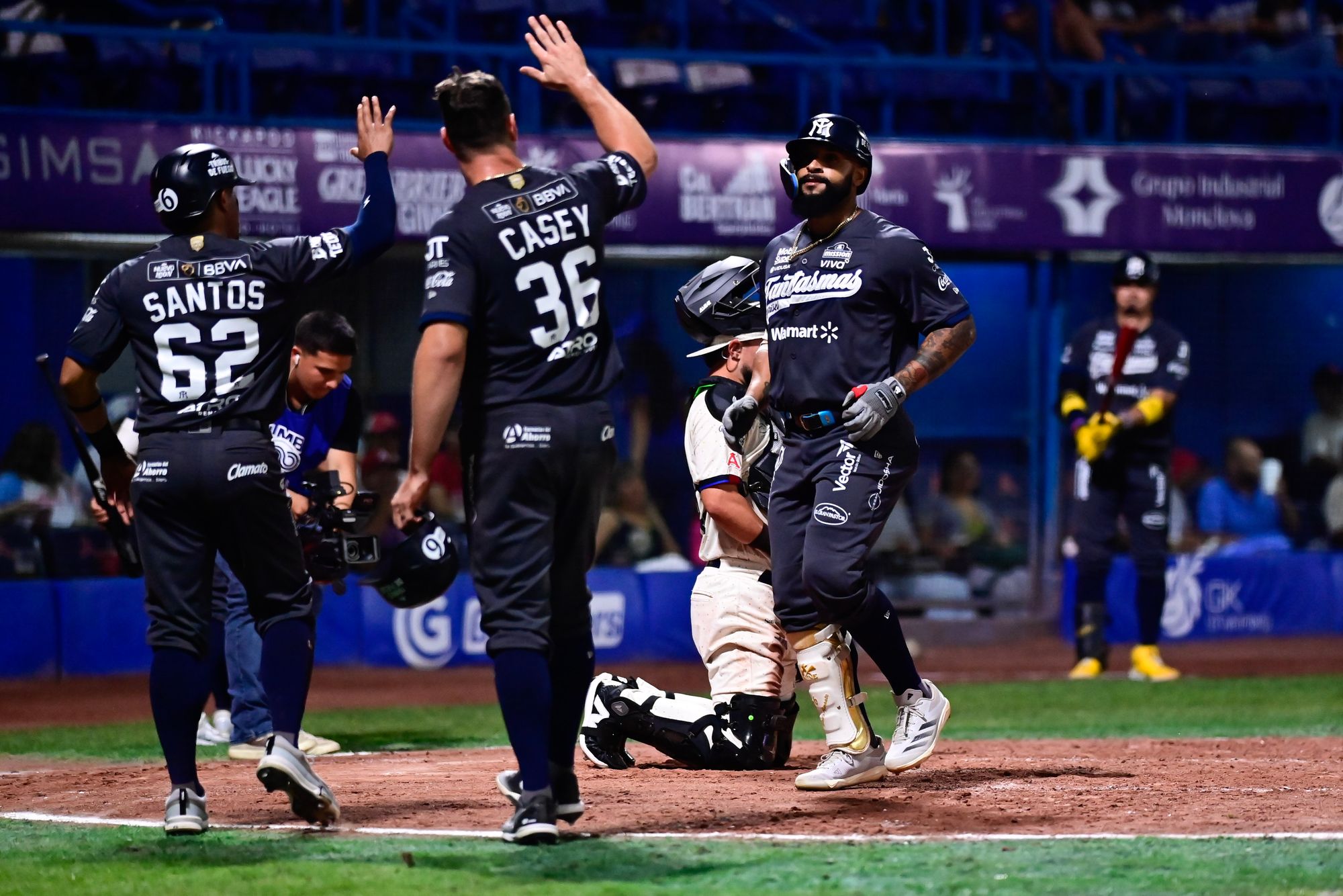 Lluvia de jonrones: Sultanes vence a Acereros y sigue en la cima