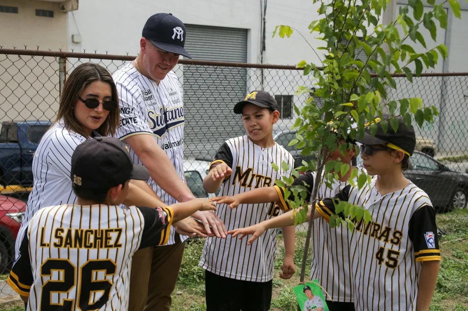 Sultanes conecta jonrones y siembra árboles: Josh Lester impulsa reforestación en Monterrey