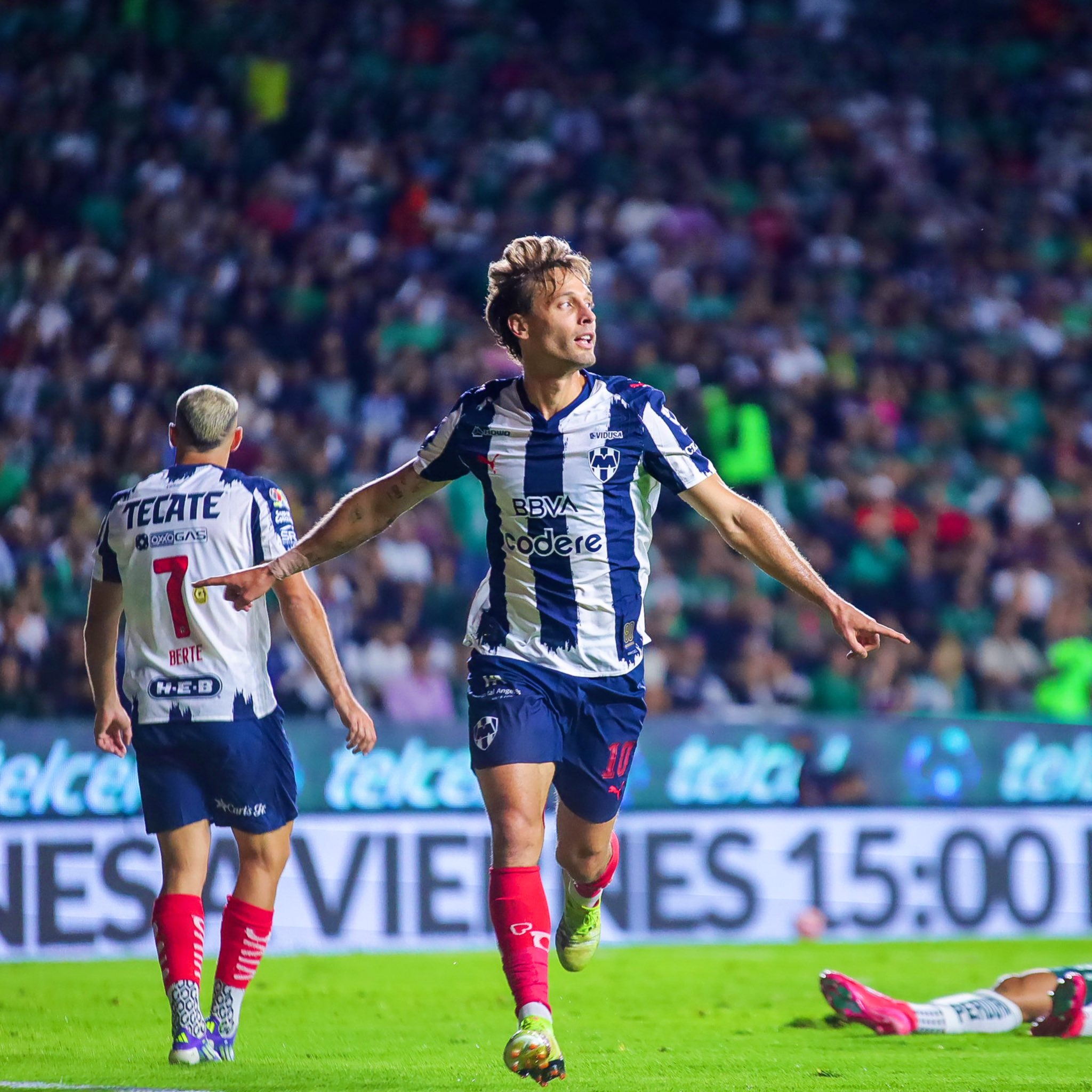Rayados aplasta al León y escala al tercer lugar del Apertura 2025