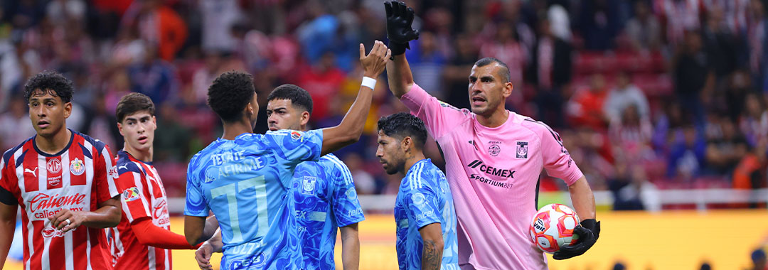 Nahuel Guzmán salva a Tigres y frustra a Chivas en el Akron