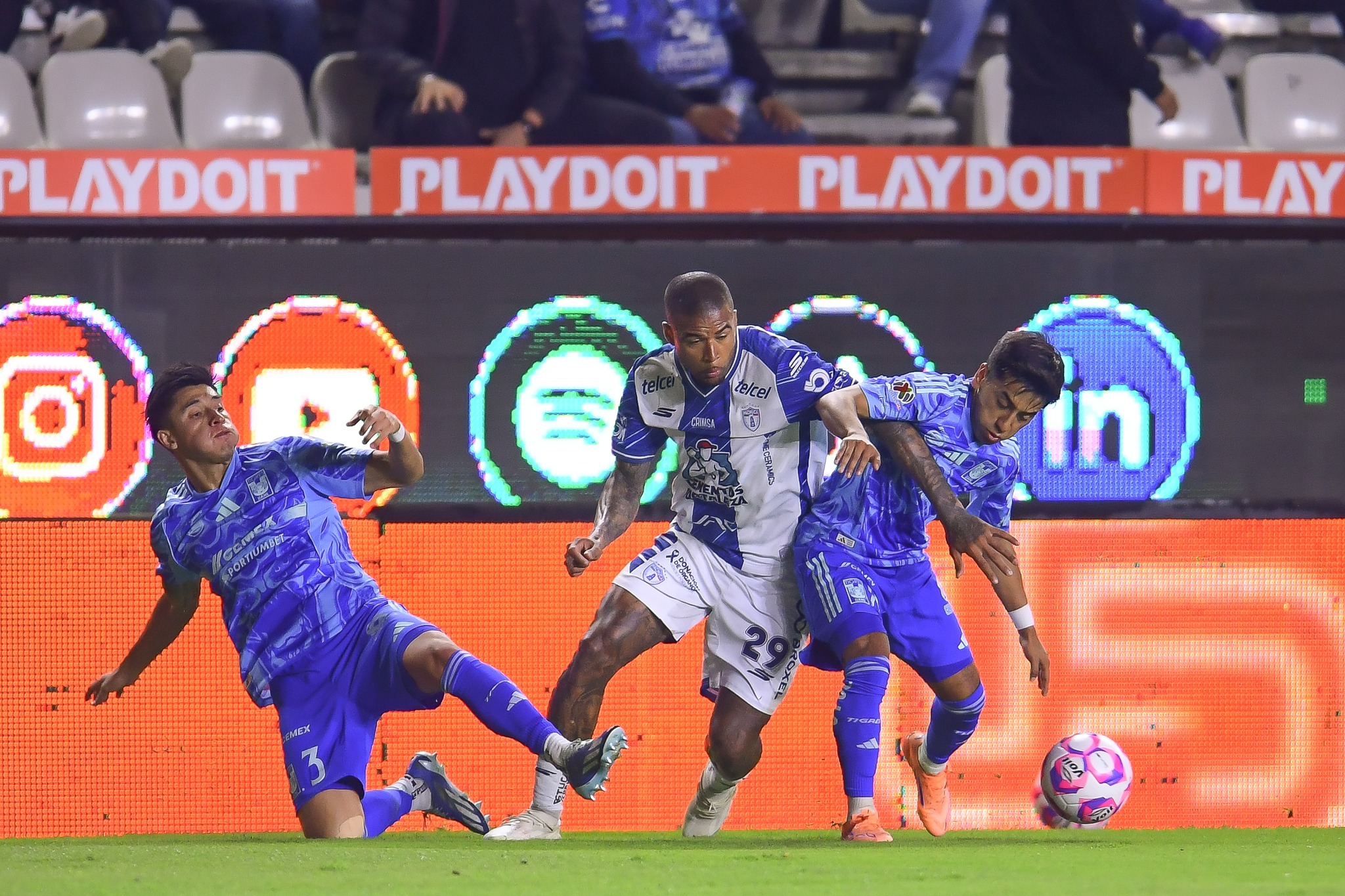 Brunetta y Lainez dan triunfo a Tigres