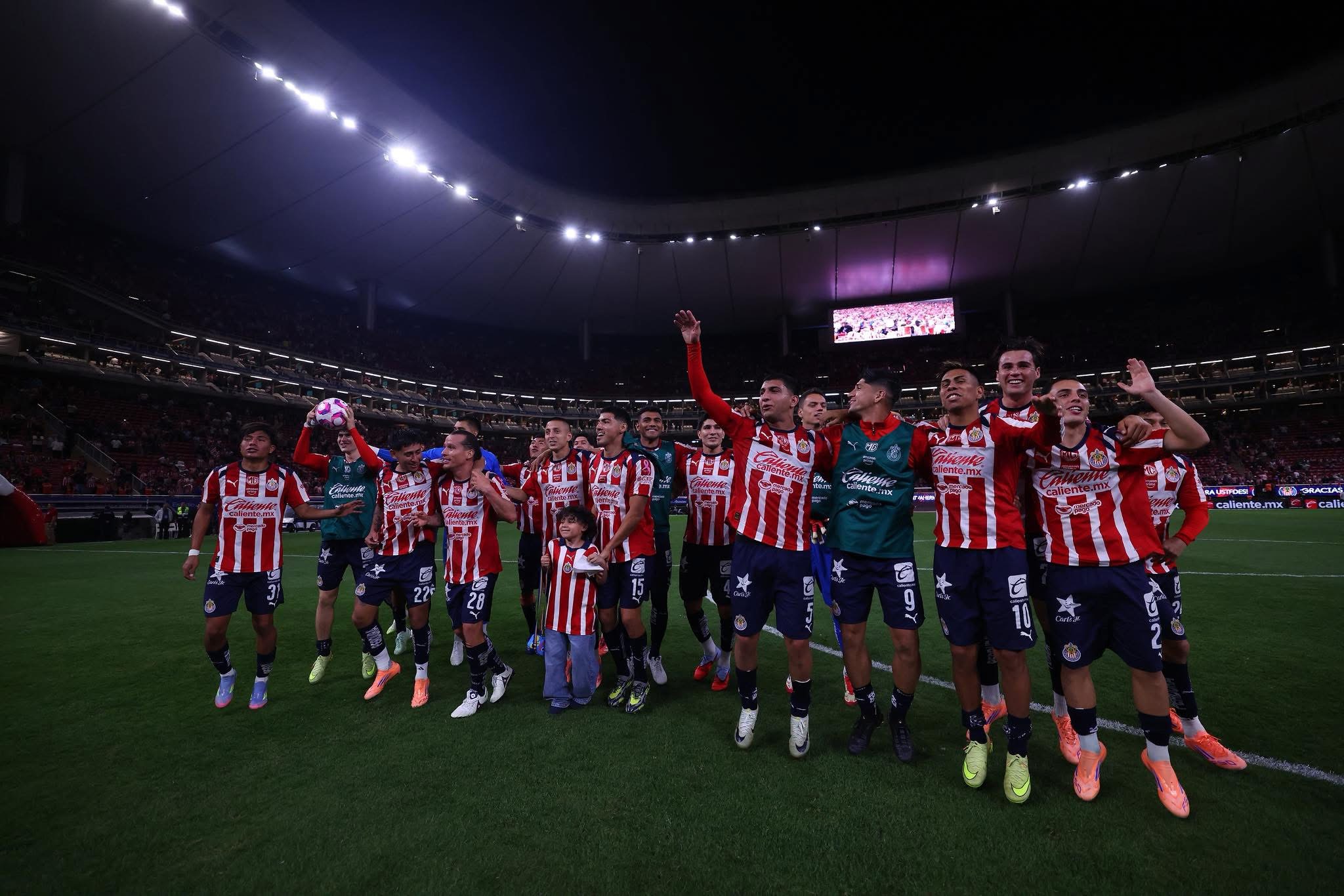 ¡Noche histórica! Chivas golea al Atlas 4-1 con hat-trick y récord de la “Hormiga” González 🔥⚽