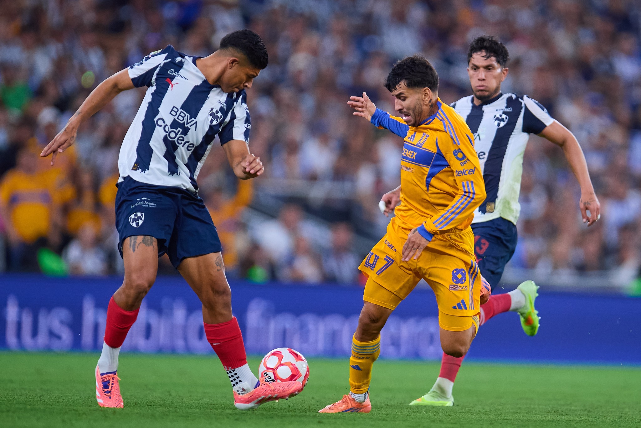 Empate con garra en el Clásico Regio 141: Tigres y Rayados dividen puntos en el BBVA