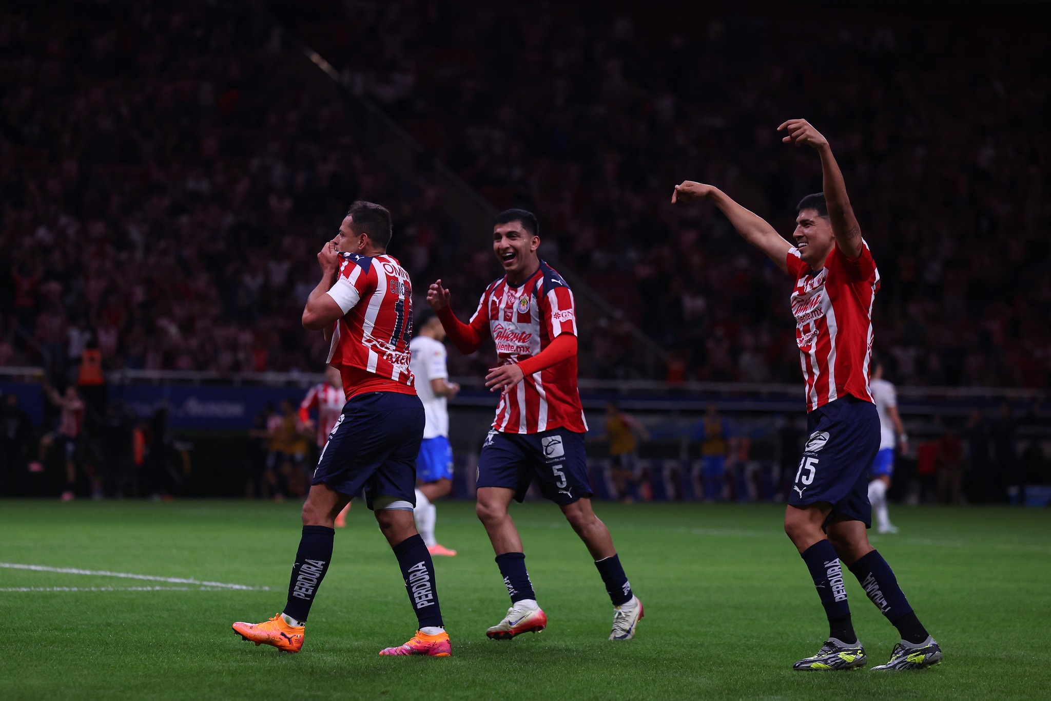 🔥 Chivas brilla en casa: golea 4-2 a Rayados y cierra con fiesta en el Akron
