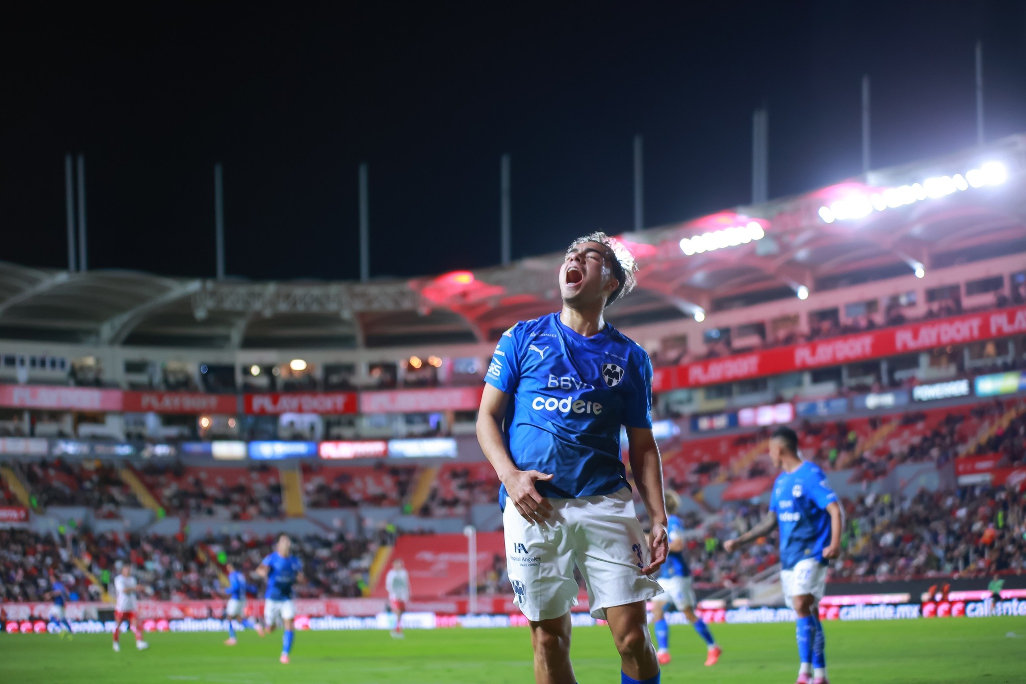 Rayados manda en Aguascalientes y derrota 2-0 a Necaxa