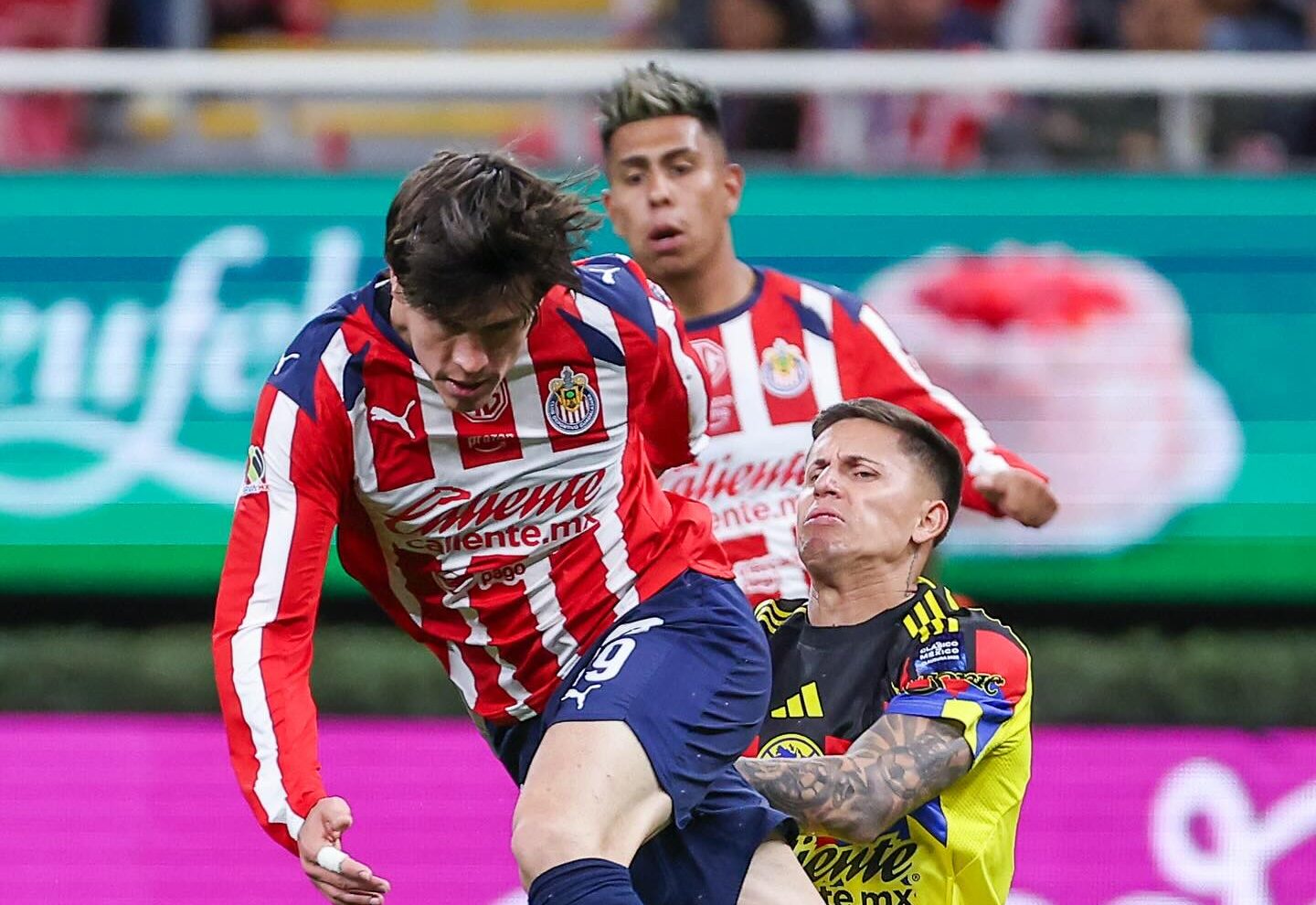 Chivas se queda con el Clásico Nacional y mantiene paso perfecto