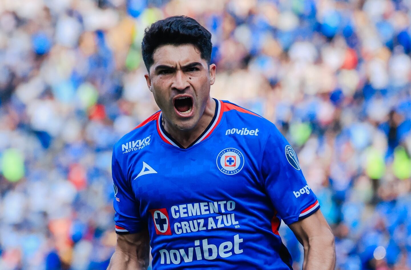 Cruz Azul ruge en Puebla y vence a Tigres UANL para colocarse sublíder