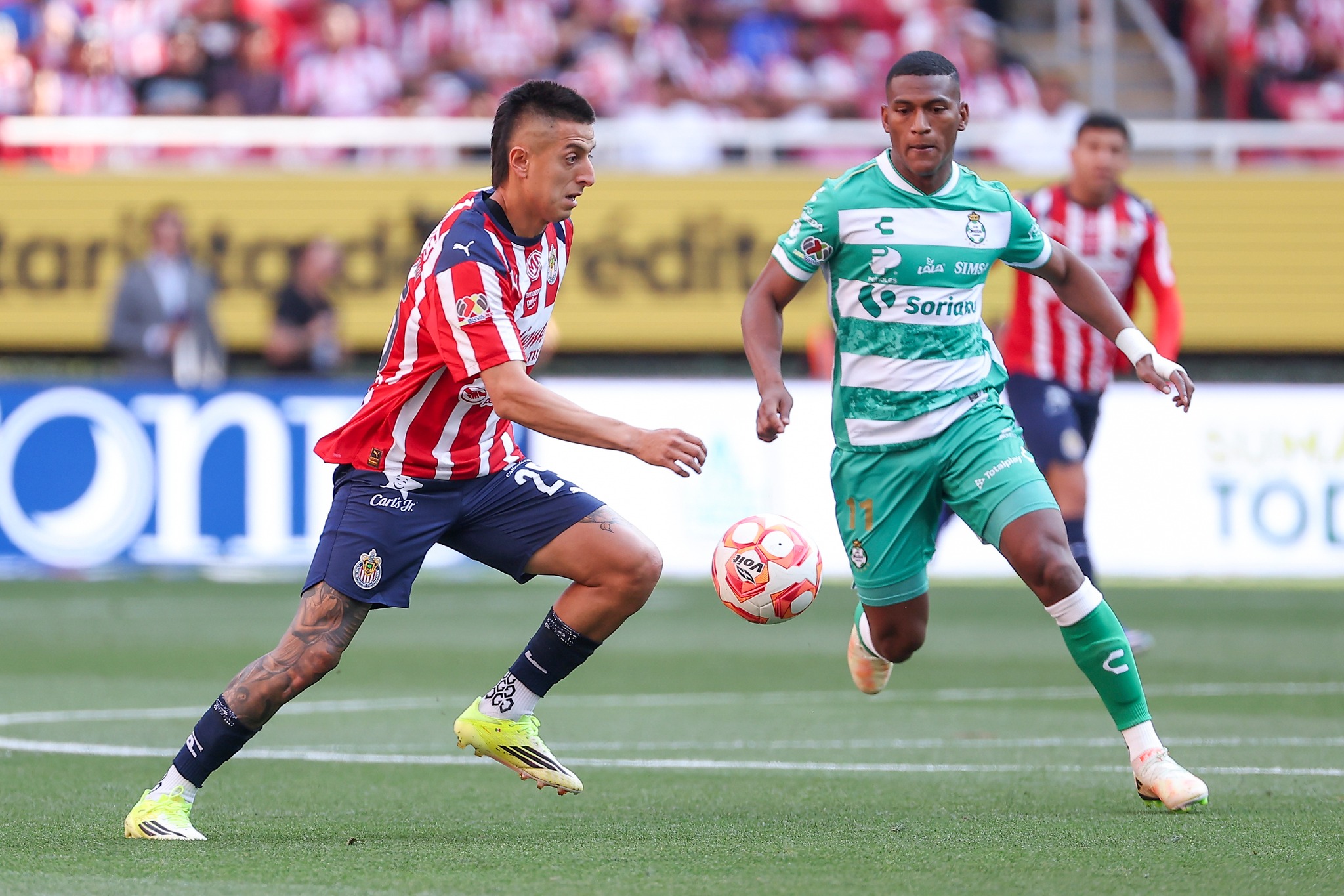 Chivas golea a Santos con doblete de la ‘Hormiga’