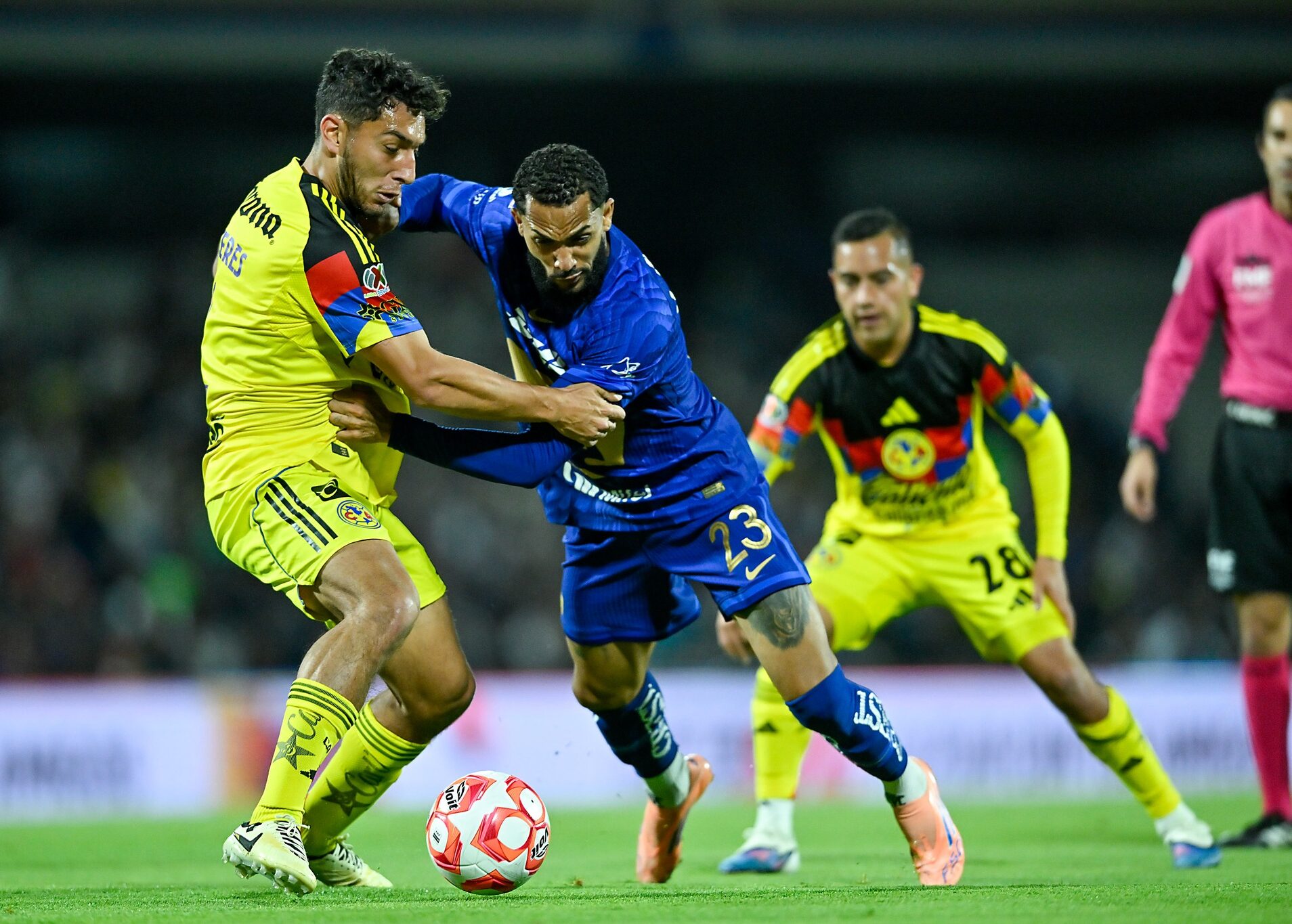 Pumas vence al América con gol de último minuto