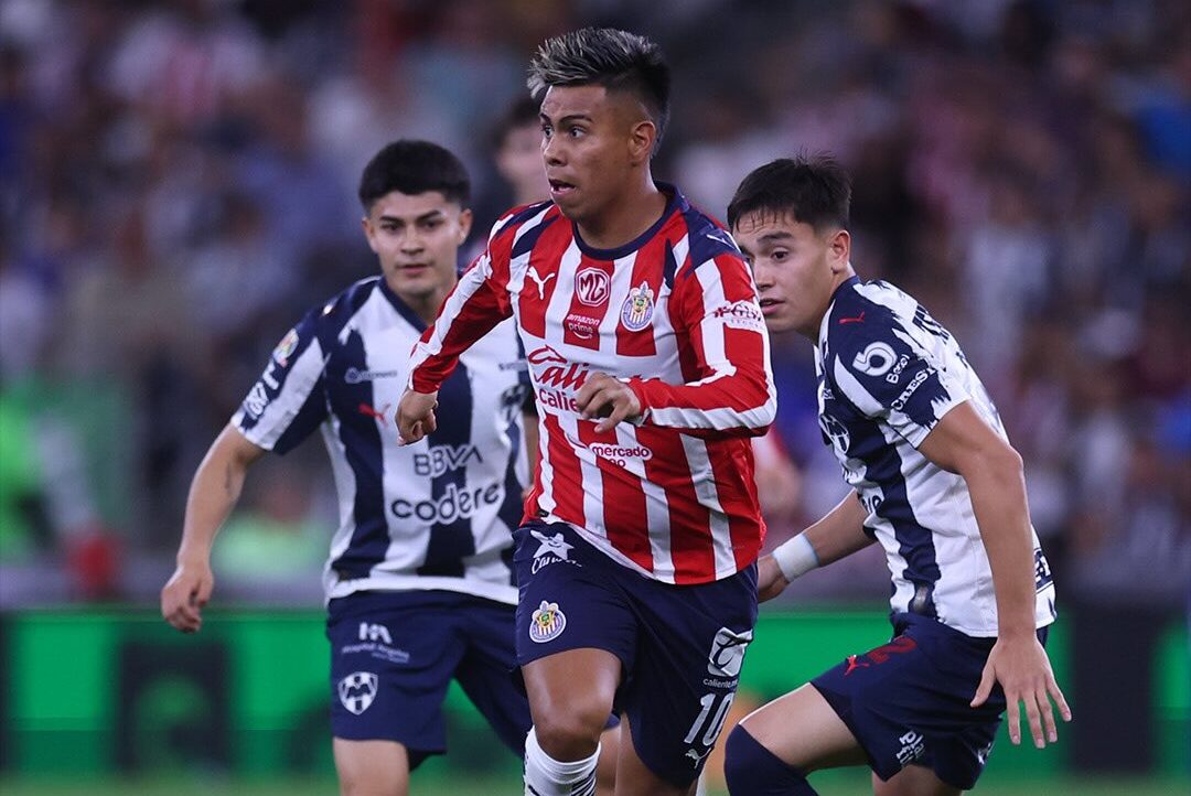 Chivas vence a Rayados en un final de infarto